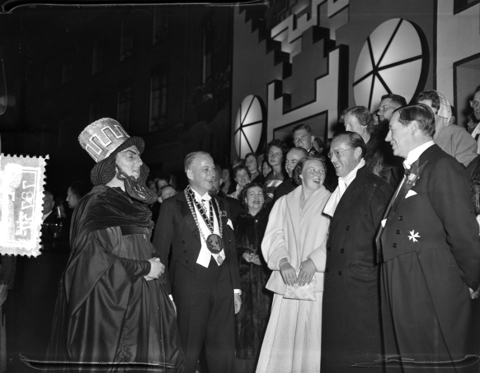 USC-lustrumspel. Met koningin Juliana , Prins Bernhard en Prinses Beatrix, Bestanddeelnr 907-8737