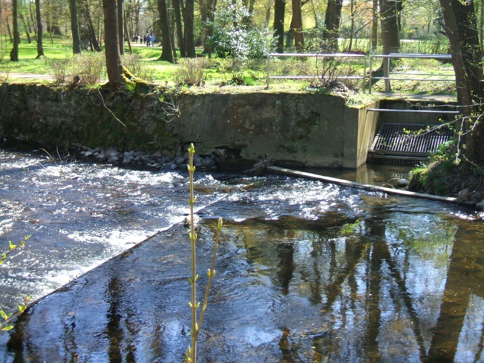 Usa Wehr für Kanal Teich von links