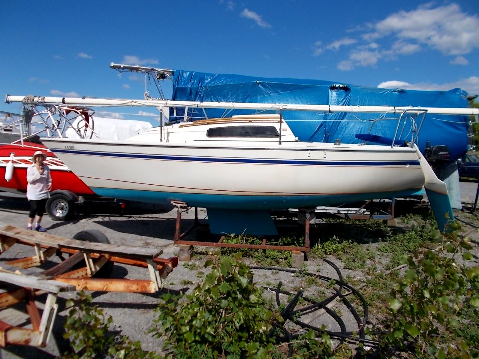 US Yachts US 22 sailboat beam view