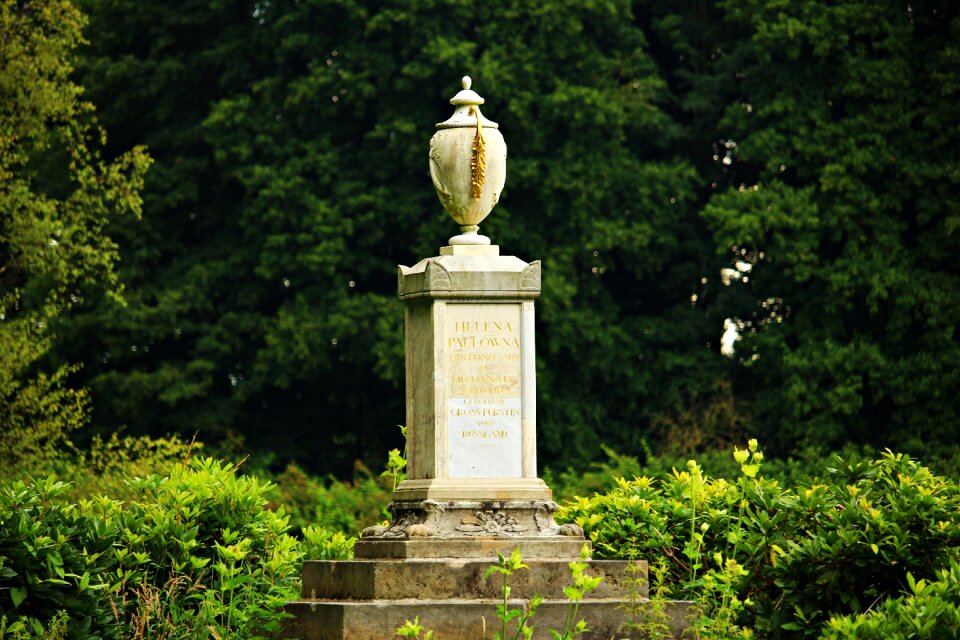 Louise monument ludwigslust-parchim castle park