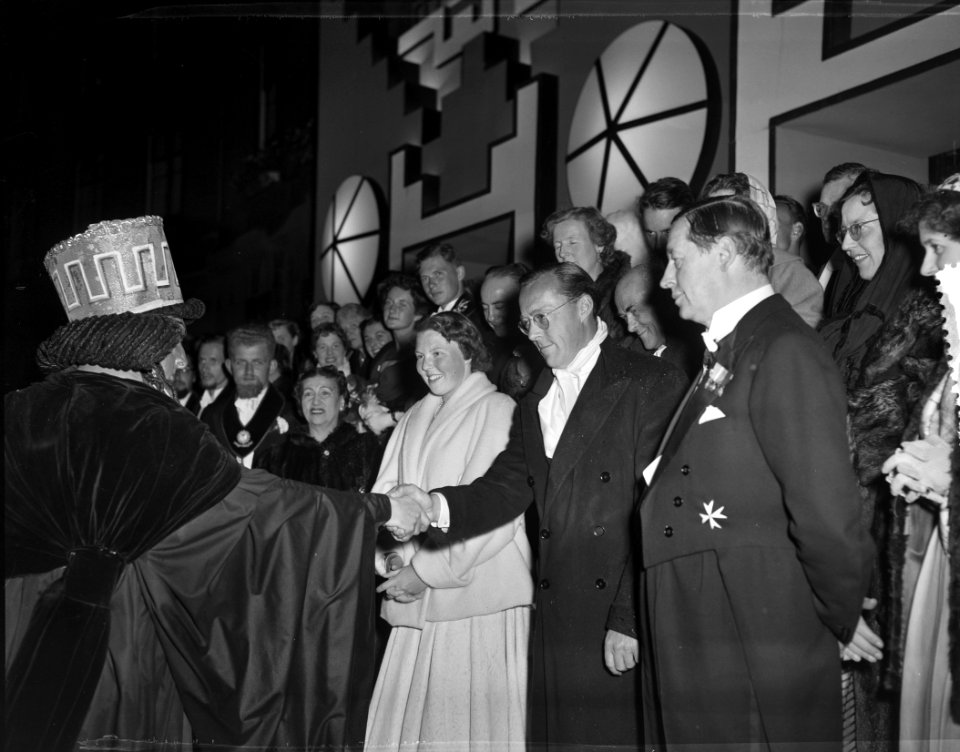 USC-lustrumspel. Met koningin Juliana , Prins Bernhard en Prinses Beatrix, Bestanddeelnr 907-8739