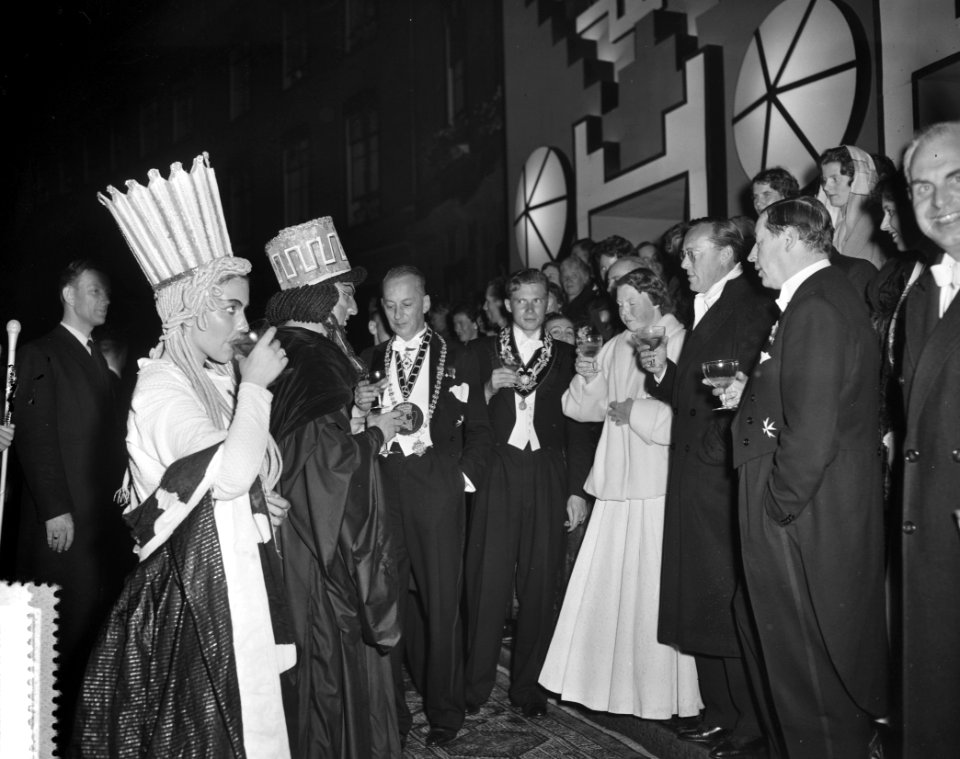USC-lustrumspel. Met koningin Juliana , Prins Bernhard en Prinses Beatrix, Bestanddeelnr 907-8734