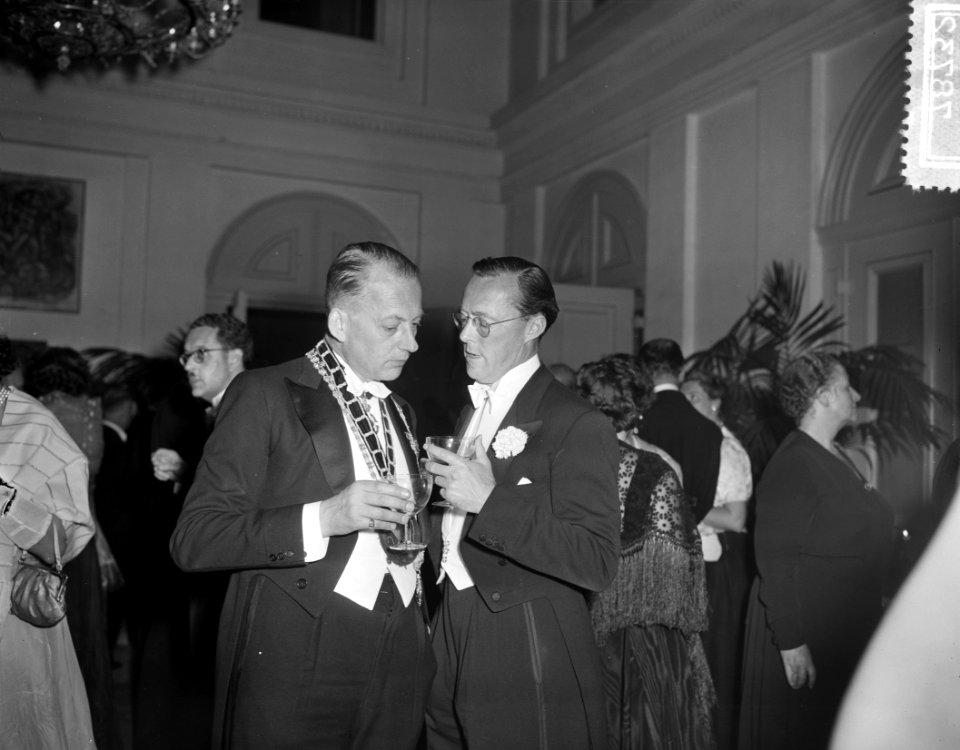 USC-lustrumspel. Met koningin Juliana , Prins Bernhard en Prinses Beatrix, Bestanddeelnr 907-8732