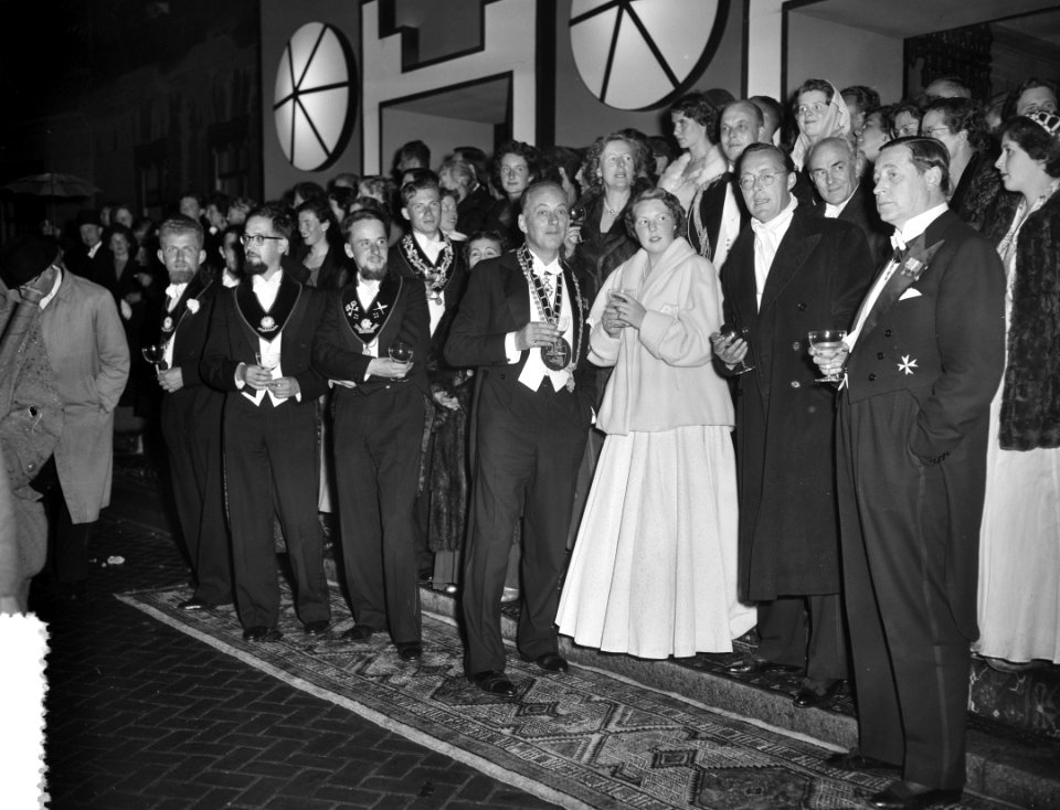 USC-lustrumspel. Met koningin Juliana , Prins Bernhard en Prinses Beatrix, Bestanddeelnr 907-8727