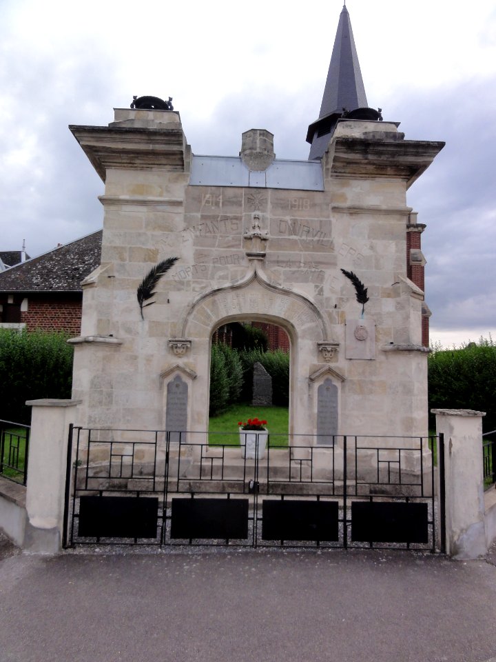 Urvillers (Aisne) arc - monument aux morts