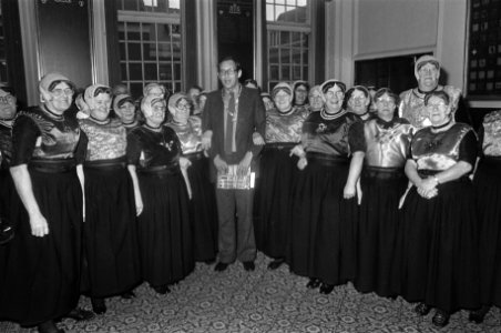 Urker dames op stadhuis in Amsterdam ontvangen door wethouder Lammers i.v.m. 700, Bestanddeelnr 928-3042