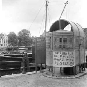 Urinoir beschildert op hoek Amstel, Magere Brug, Bestanddeelnr 918-0004