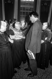 Urker dames op stadhuis in Amsterdam ontvangen door wethouder Lammers i.v.m. 700, Bestanddeelnr 928-3043