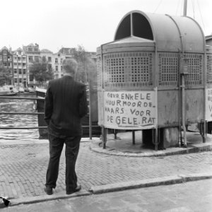 Urinoir beschildert op hoek Amstel, Magere Brug, Bestanddeelnr 918-0003