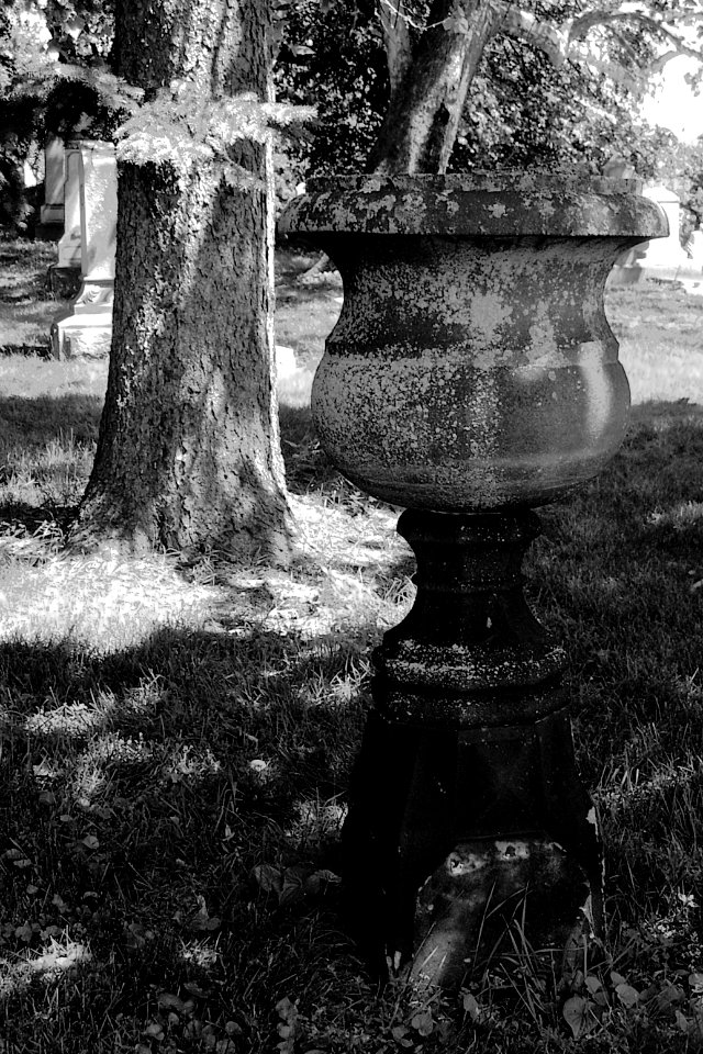 Urn, Mount Lebanon Cemetery, 2019-06-03, bw