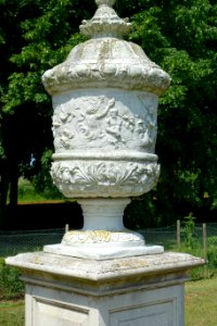 Urn - Bowling Green House - Wrest Park - Bedfordshire, England - DSC08046