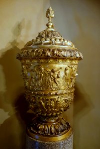 Urn - Chatsworth House - Derbyshire, England - DSC02977