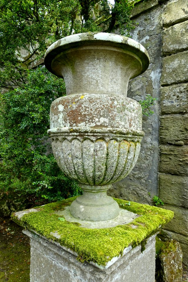 Urn - Villa Lante, Bagnaia, Italy - DSC02014