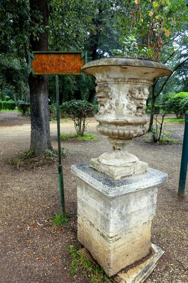Urn - Villa Borghese - Rome, Italy - DSC05063