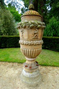 Urn - Buscot Park Gardens - Oxfordshire, England - DSC00241