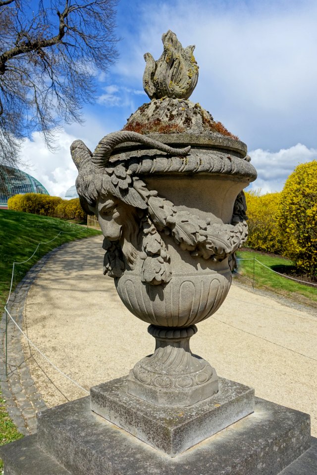 Urn - Royal Castle of Laeken - Brussels, Belgium - DSC07401