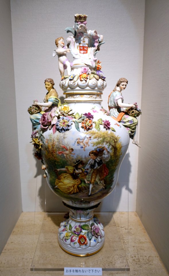 Urn, unidentified - Matsuoka Museum of Art - Tokyo, Japan - DSC07433