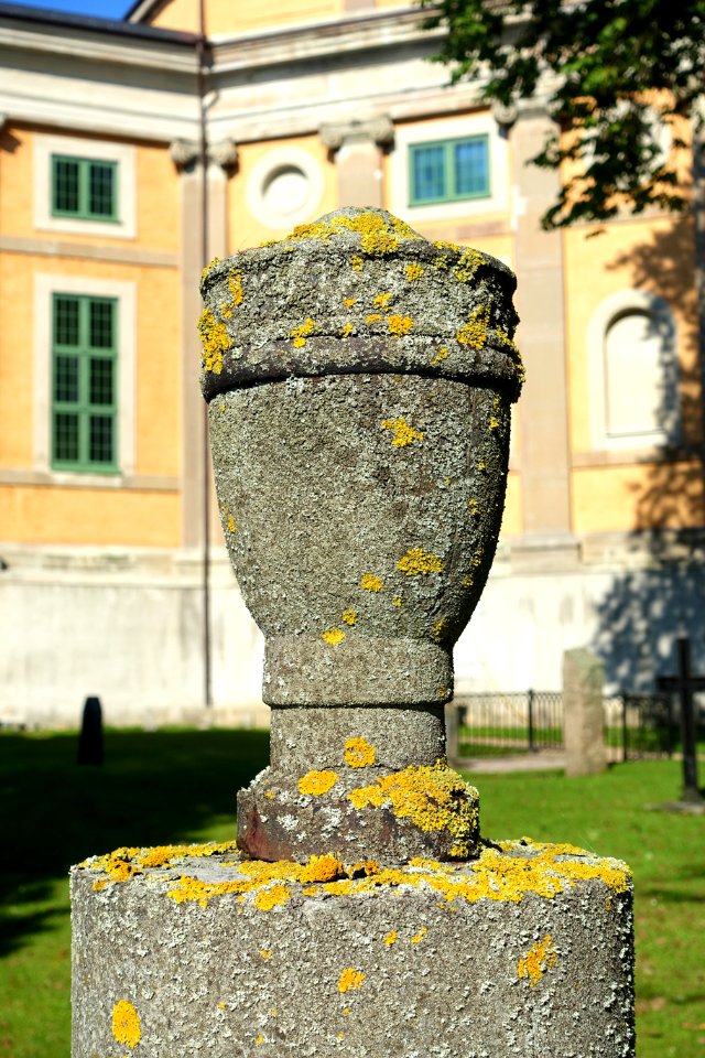 Urn - Cemetery of Trefaldighetskyrkan, Karlskrona, Sweden - DSC08359