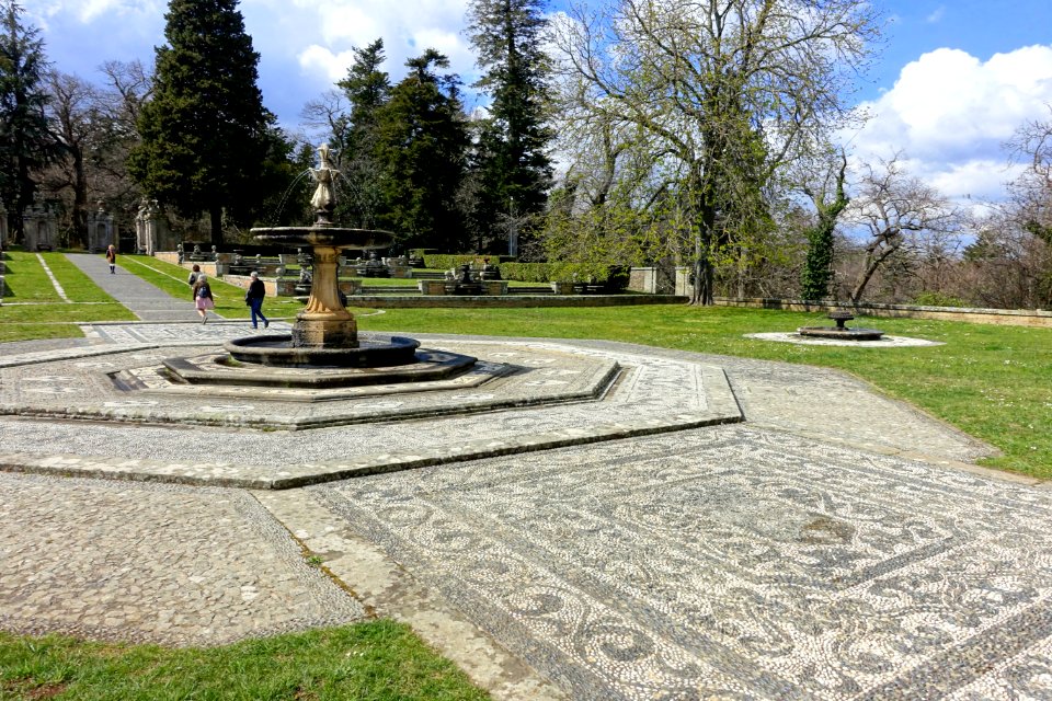Upper garden with fountain and pebble work - Villa Farnese - Caprarola, Italy - DSC02327