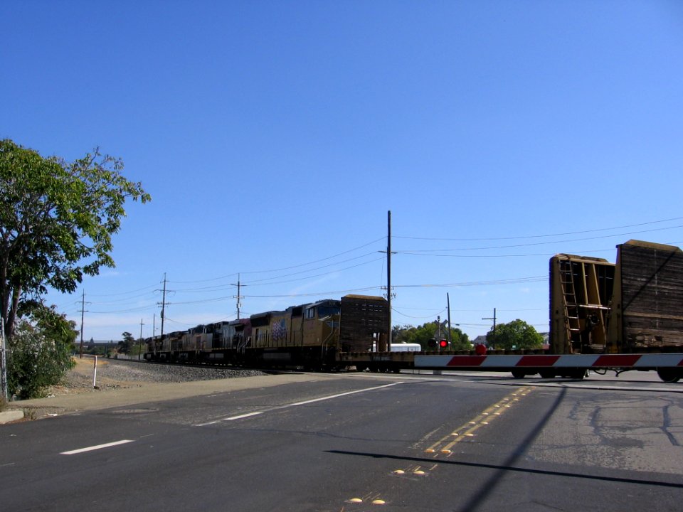 UP 7668 at Junction Ave 2281 02
