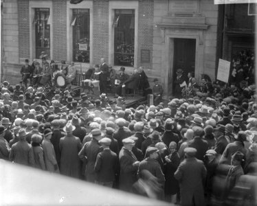 Unveiling of a plaque on Robert Owen's birthplace in Newtown (1295071)