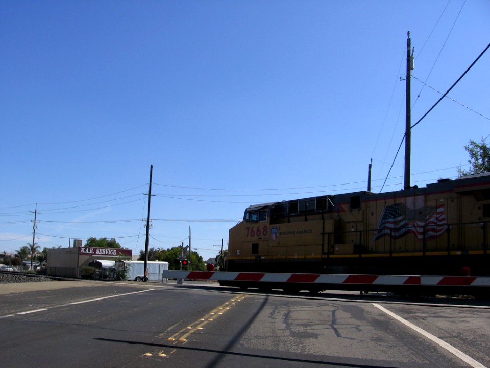 UP 7668 at Junction Ave 2280 01