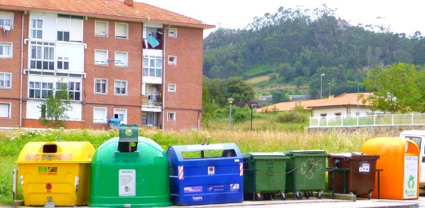 Urduliz - Contenedores de reciclaje