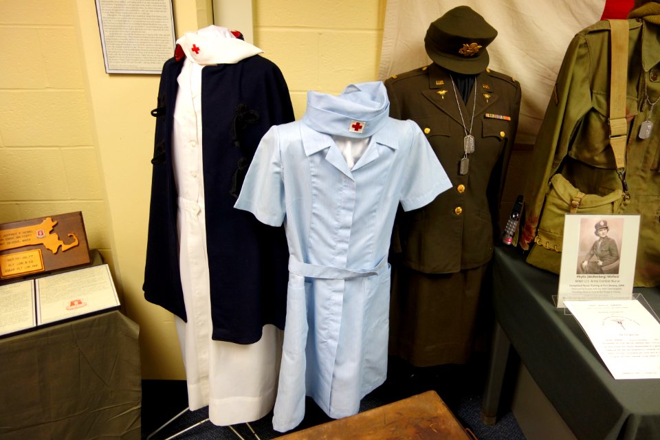 US Army Combat Nurse uniform, c. 1944 - Fort Devens Museum - DSC07100