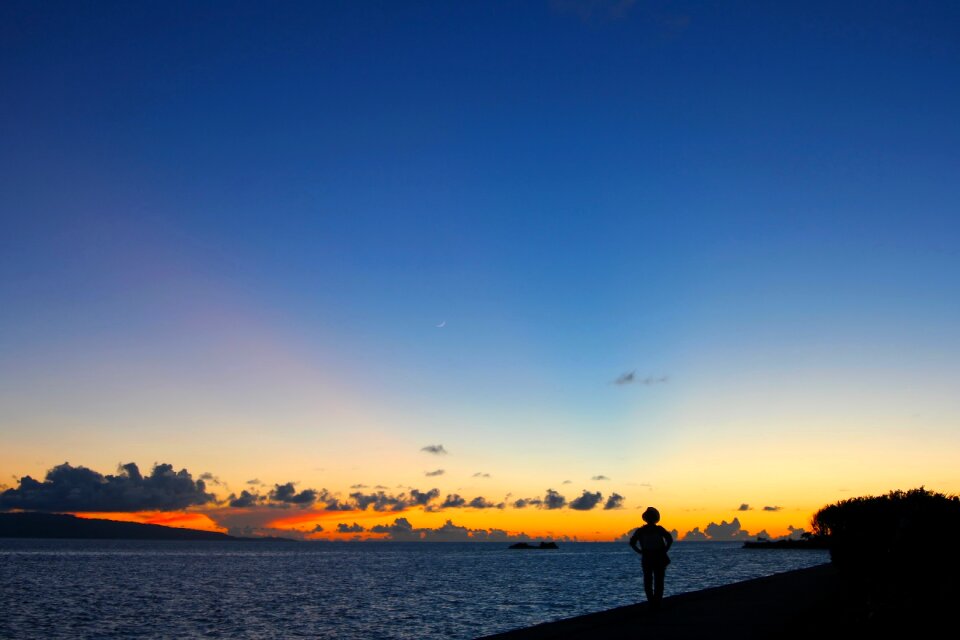 People silhouette sea