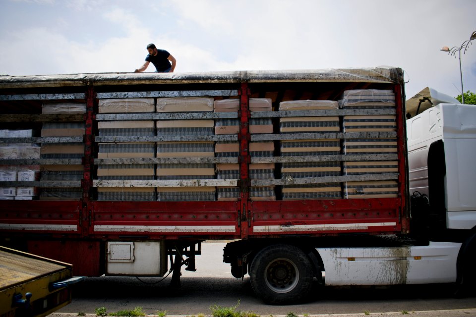Views of a truck unloading in Shaqlawa 003