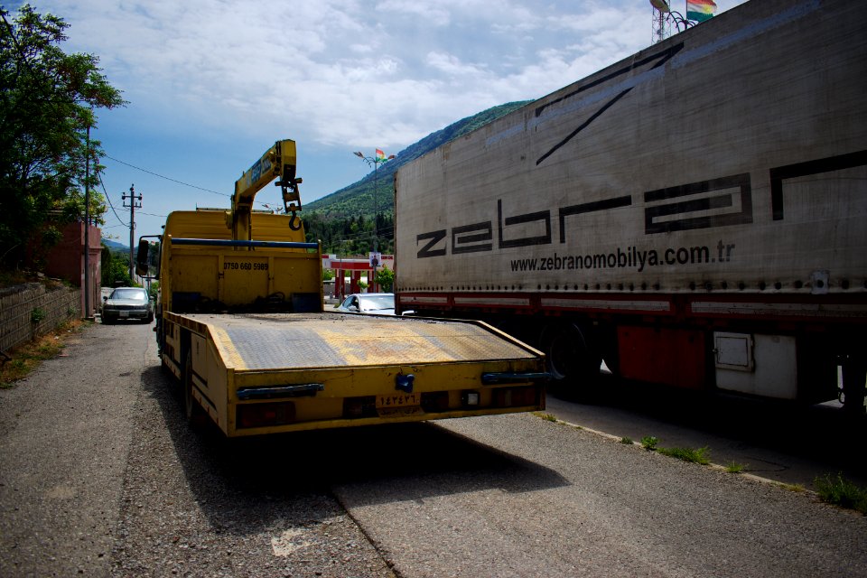 Views of a truck unloading in Shaqlawa 002