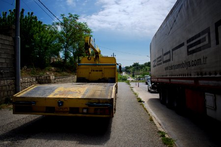 Views of a truck unloading in Shaqlawa