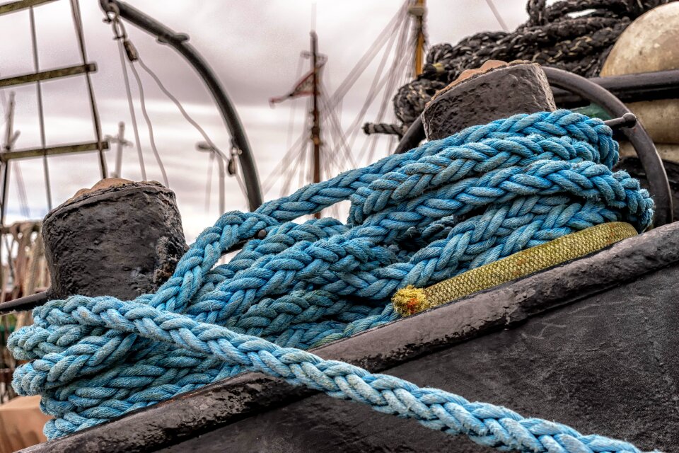 Ship traffic jams moor knotted