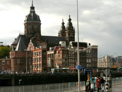 View on the Sint Nicolaaskerk in Amsterdam-Centrum, in front of Central Station; photo in 2006 photo