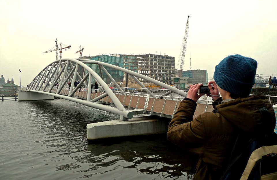 View on the modern foot and bicycle bridge to the Nemo museum; Amsterdam Oosterdok, 2011