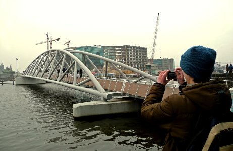 View on the modern foot and bicycle bridge to the Nemo museum; Amsterdam Oosterdok, 2011