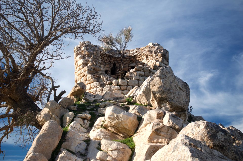 Views around the river, mountains, cemetery, and Ottoman-era fort at Dween 23