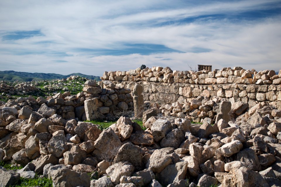 Views around the river, mountains, cemetery, and Ottoman-era fort at Dween 06