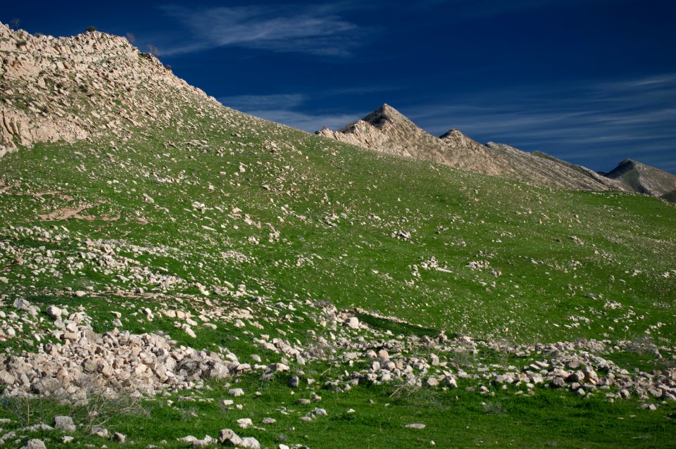 Views around the river, mountains, cemetery, and Ottoman-era fort at Dween 05