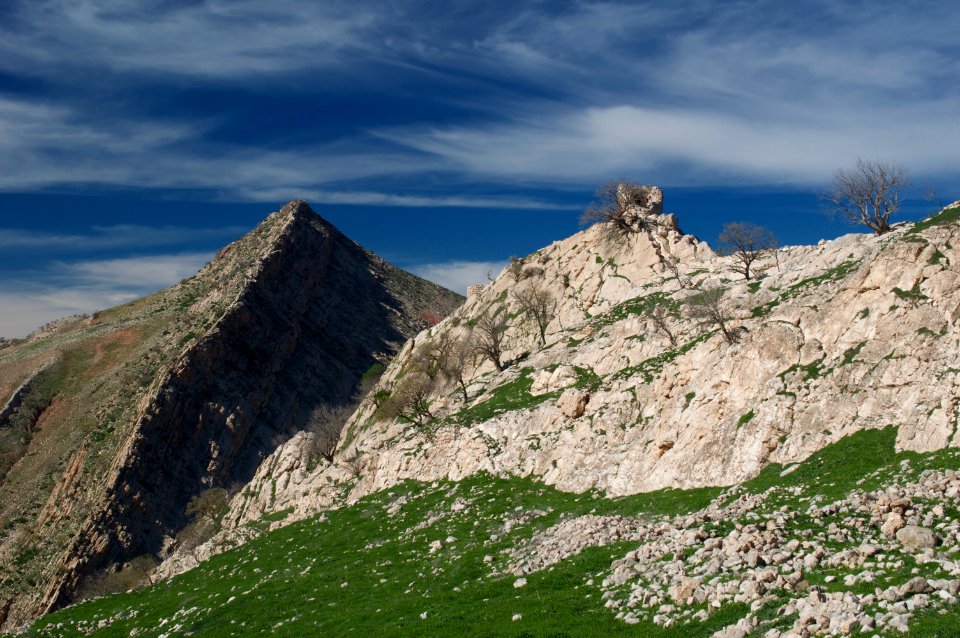 Views around the river, mountains, cemetery, and Ottoman-era fort at Dwin 07