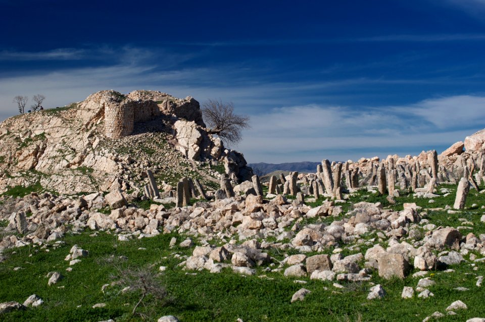 Views around the river, mountains, cemetery, and Ottoman-era fort at Dween 08