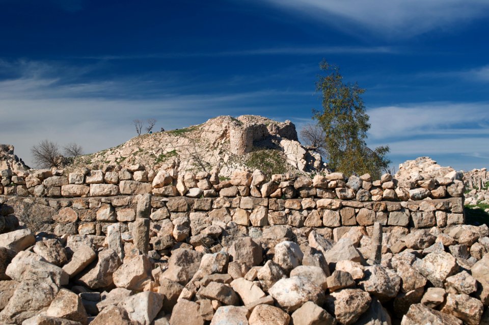 Views around the river, mountains, cemetery, and Ottoman-era fort at Dween 04