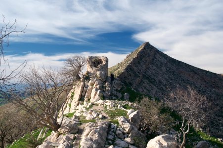 Views around the river, mountains, cemetery, and Ottoman-era fort at Dween 17