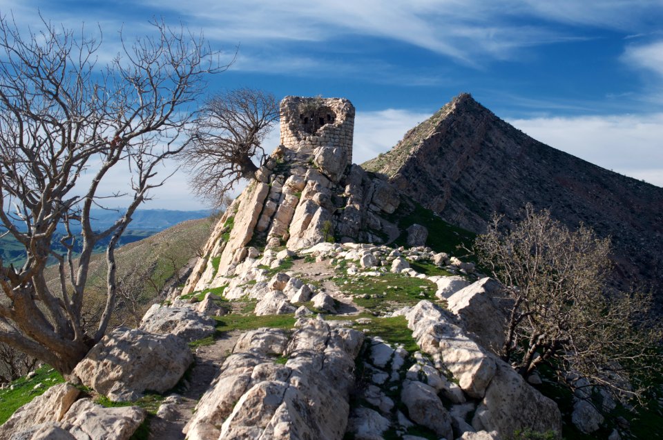 Views around the river, mountains, cemetery, and Ottoman-era fort at Dween 22