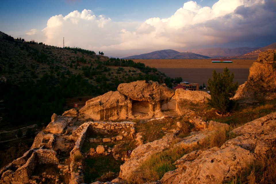 View of the ruins at Chwarstin Cave from near Duhok Dam 05