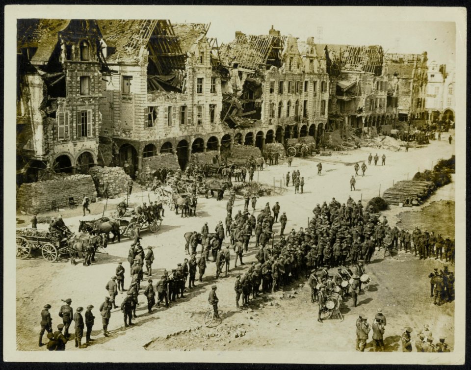 View of one of the squares in Arras showing wrecked houses and a band playing, Bestanddeelnr 158-0708