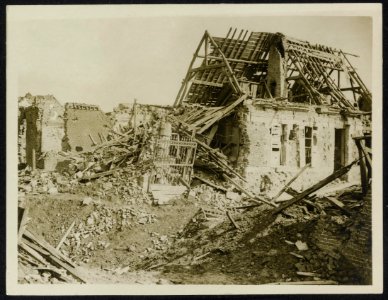 View of square at Combles, Bestanddeelnr 158-0919
