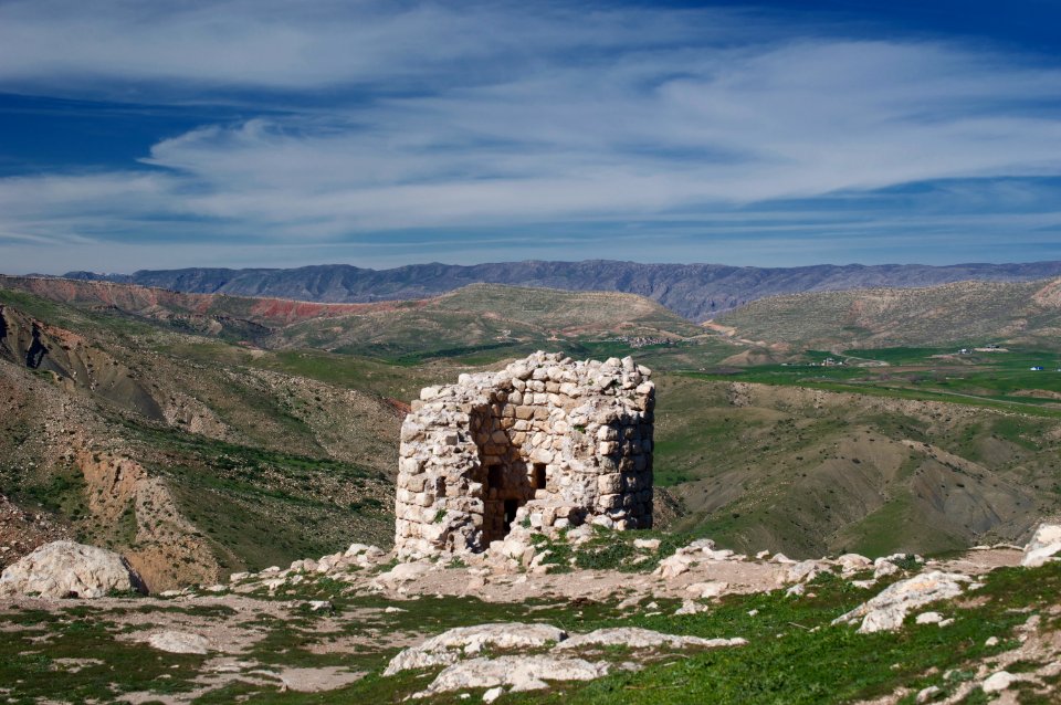 Views around the river, mountains, cemetery, and Ottoman-era fort at Dwin 05