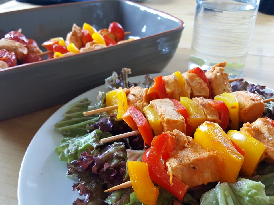 Paprika skewers salad