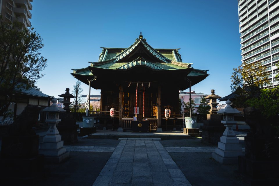 Views in April of 2019 at the Shinto shrine Minami-Senju Wakamiya Hachiman-gu 04